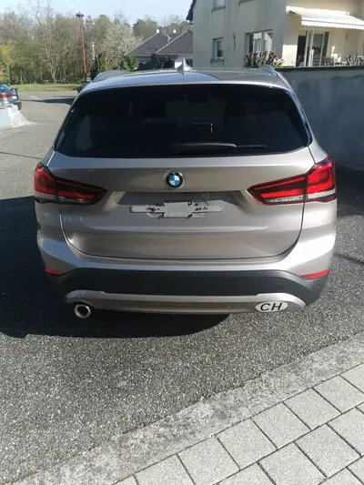 BMW X1 sDrive 18i Steptronic — SUV compact urbain, entretien réduit, 51 000 km — côté