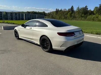 Mercedes-Benz S 63 AMG Coupé 4Matic — Puissance brute et élégance intemporelle — vista posteriore