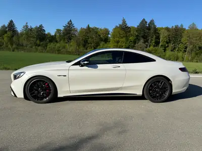Mercedes-Benz S 63 AMG Coupé 4Matic — Puissance brute et élégance intemporelle — fianco