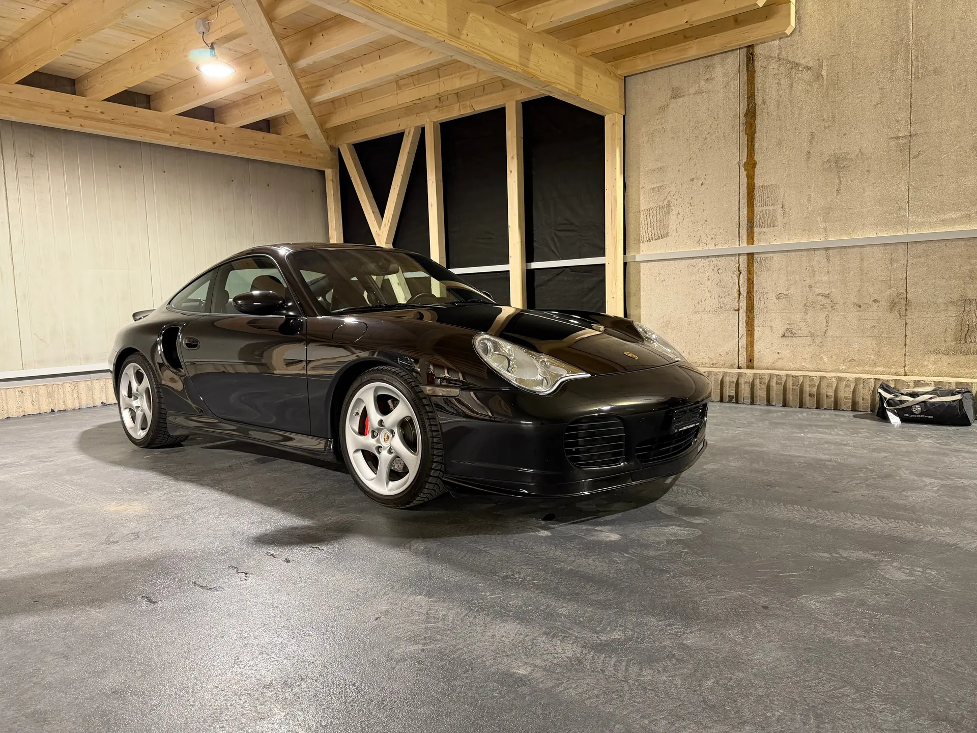 Porsche 911 Turbo 2003 — Coupé sportif légendaire, 420 ch et boîte manuelle