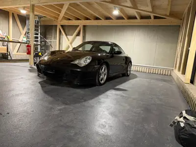 Porsche 911 Turbo 2003 — Coupé sportif légendaire, 420 ch et boîte manuelle — côté