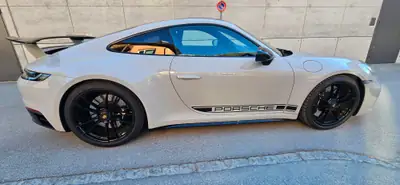 Porsche 911 Carrera 4 GTS PDK — Sportive allemande, direction arrière et châssis Aerokit — Seitenansicht