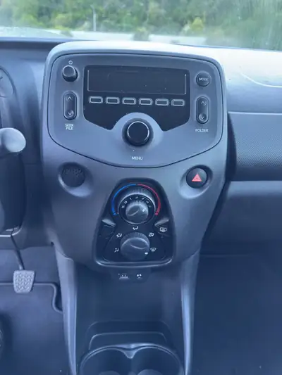 Toyota Aygo 1.0 VVT-i X 2017 — Citadine fiable, très peu kilométrée, première main — Thumbnail 13