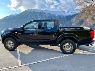 Nissan Navara 2022 — Pickup robuste, 52 700 km, finition noir métallisé — vue extérieure