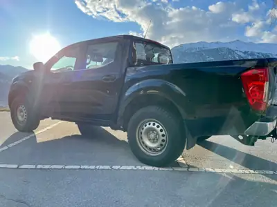 Nissan Navara 2022 — Pickup robuste, 52 700 km, finition noir métallisé — arrière