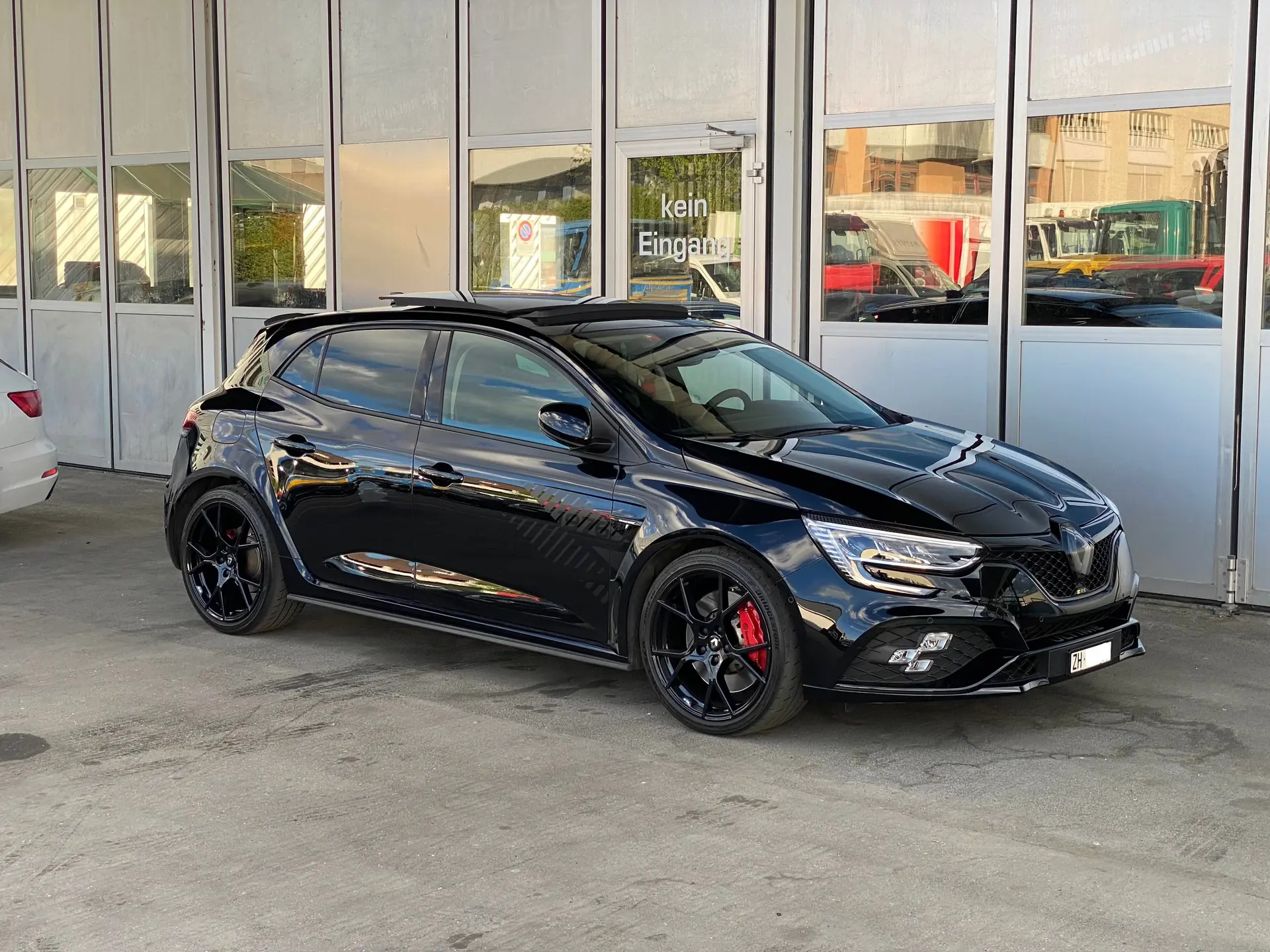Renault Mégane R.S. Ultime 300 EDC — Performance 300 ch, État collection, Très faible kilométrage — vue extérieure