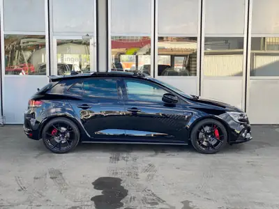 Renault Mégane R.S. Ultime 300 EDC — Performance 300 ch, État collection, Très faible kilométrage — intérieur