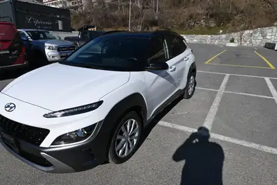 Hyundai Kona 1.6 T-GDi Amplia 4WD — SUV compact turbo, 28'000 km seulement — rear view