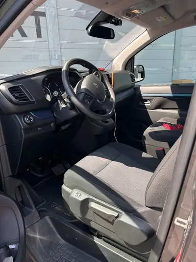 Peugeot Traveller 2.0 BlueHDi Active — Monospace 8 places, diesel économique — interior