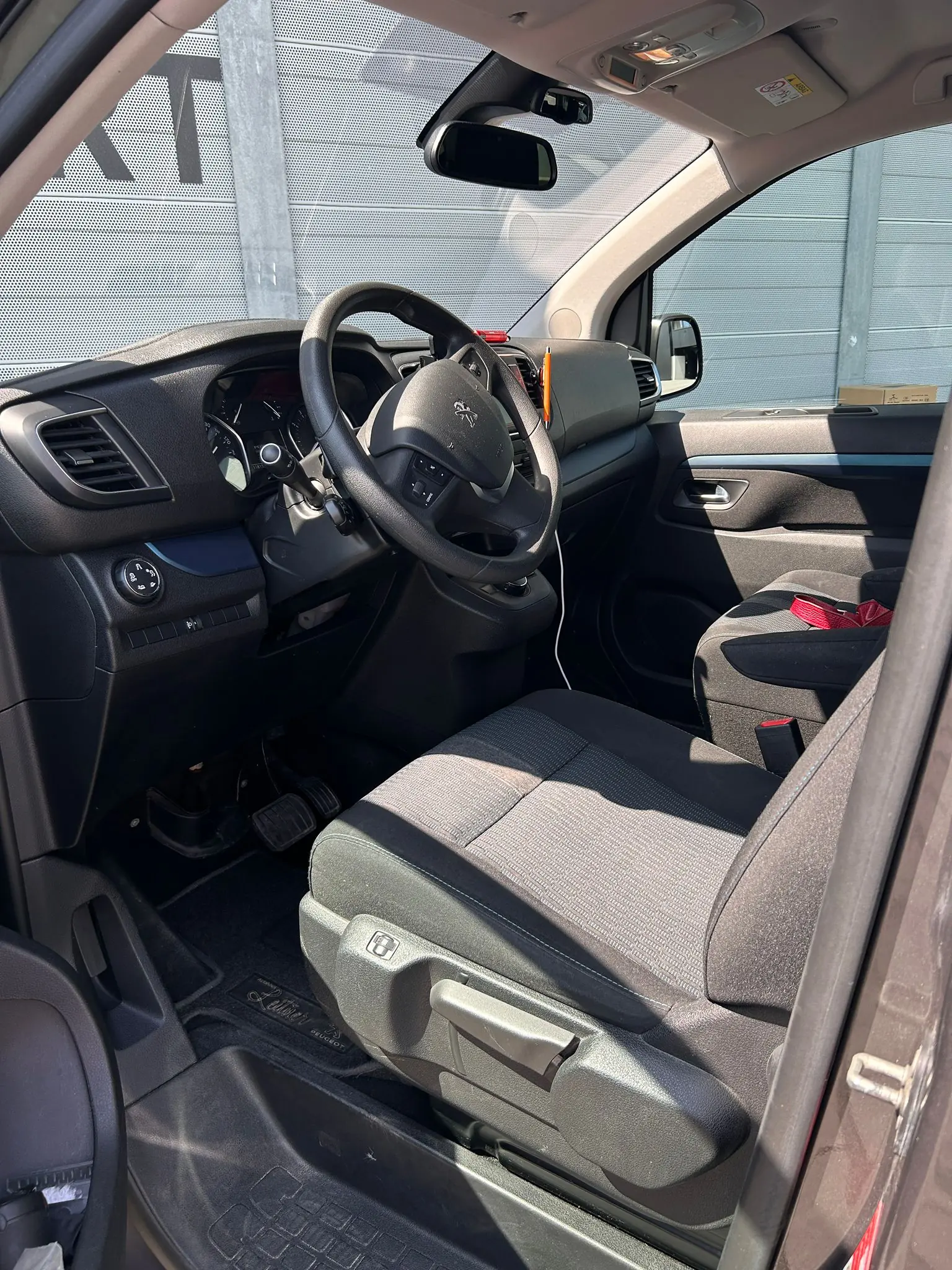 Peugeot Traveller 2018 occasion Au — 4