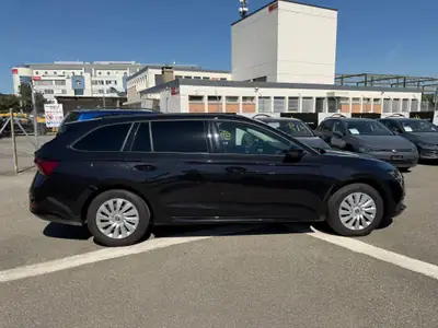 Skoda Octavia Combi 2.0 TDI DSG — Break diesel automatique, 116'000 km, Full Black — Miniature 7