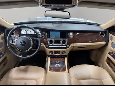 Rolls-Royce Ghost 6.6 V12 — Berline de prestige, 104'000 km, motorisation légendaire — rear view