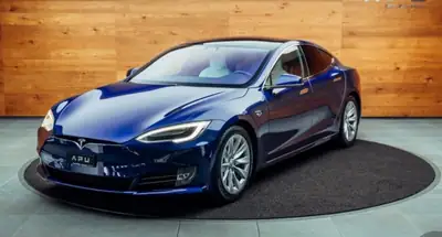 Tesla Model S P85D — Berline électrique haute performance, 95 000 km — fianco