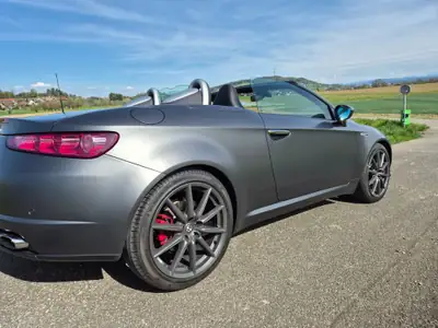 Alfa Romeo Spider 1.8 TBi — Cabriolet iconique, rare en finition Titan Matt — rear view