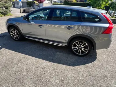 Volvo V60 Cross Country D4 AWD — Robustesse suédoise et efficacité diesel — Heckansicht