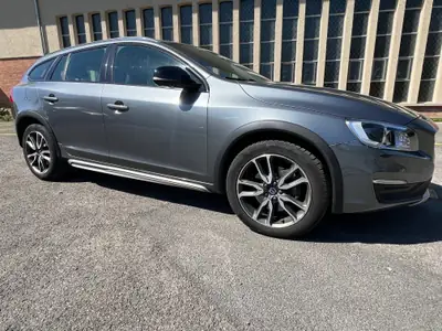 Volvo V60 Cross Country D4 AWD — Robustesse suédoise et efficacité diesel — Innenraum