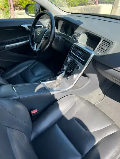 Volvo V60 Cross Country D4 AWD — Robustesse suédoise et efficacité diesel — Miniatur 13