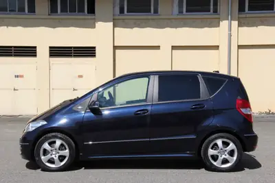Mercedes-Benz Classe A 200 Élégance — Berline compacte automatique, faible consommation — côté