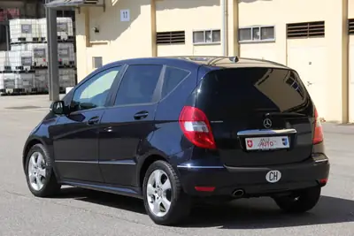 Mercedes-Benz Classe A 200 Élégance — Berline compacte automatique, faible consommation — arrière