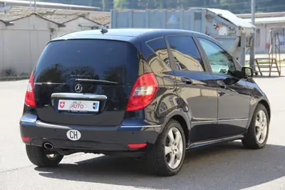 Mercedes-Benz Classe A 200 Élégance — Berline compacte automatique, faible consommation — tableau de bord