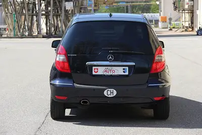 Mercedes-Benz Classe A 200 Élégance — Berline compacte automatique, faible consommation — intérieur