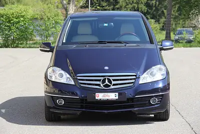 Mercedes-Benz Classe A 200 Élégance — Berline compacte automatique, faible consommation — Miniature 8