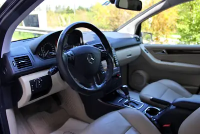 Mercedes-Benz Classe A 200 Élégance — Berline compacte automatique, faible consommation — Miniature 9