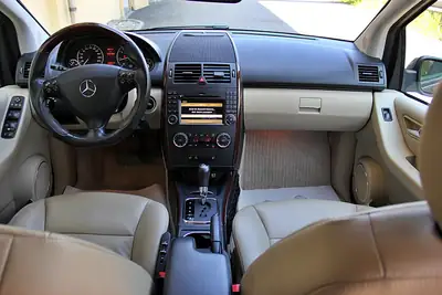 Mercedes-Benz Classe A 200 Élégance — Berline compacte automatique, faible consommation — Miniature 11