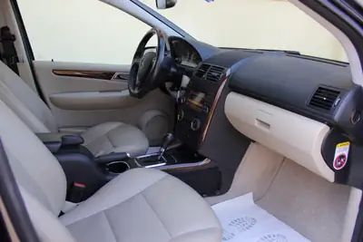 Mercedes-Benz Classe A 200 Élégance — Berline compacte automatique, faible consommation — Miniature 13
