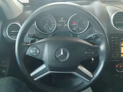 Mercedes-Benz ML 350 BlueTEC 4Matic — SUV premium diesel, entretien exemplaire — Miniatura 9