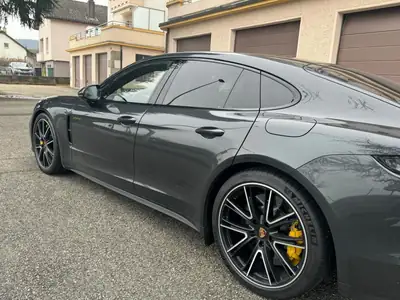 Porsche Panamera Turbo S E-Hybrid — Berline sportive hybride rechargeable, 12 160 km seulement — fianco