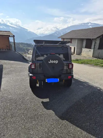 Jeep Wrangler Unlimited Sahara 2020 — 4×4 légendaire, diesel performant, 71 000 km — vista posteriore