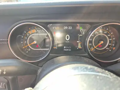 Jeep Wrangler Unlimited Sahara 2020 — 4×4 légendaire, diesel performant, 71 000 km — cruscotto