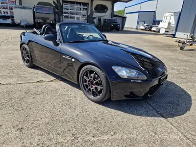 Honda S2000 — Roadster légendaire, 240 ch purs et sans compromis — vista esterna