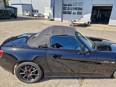 Honda S2000 — Roadster légendaire, 240 ch purs et sans compromis — interni