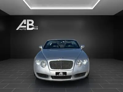 Bentley Continental GTC 6.0 — Cabriolet de prestige, 560 ch, toutes roues motrices — vista esterna
