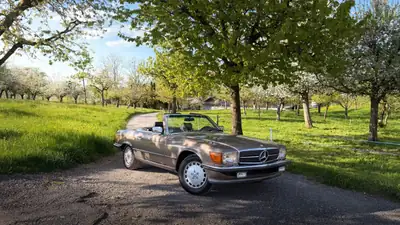 Mercedes-Benz SL 420 — Cabriolet de prestige années 1980, moteur V8 et hardtop inclus — vista esterna