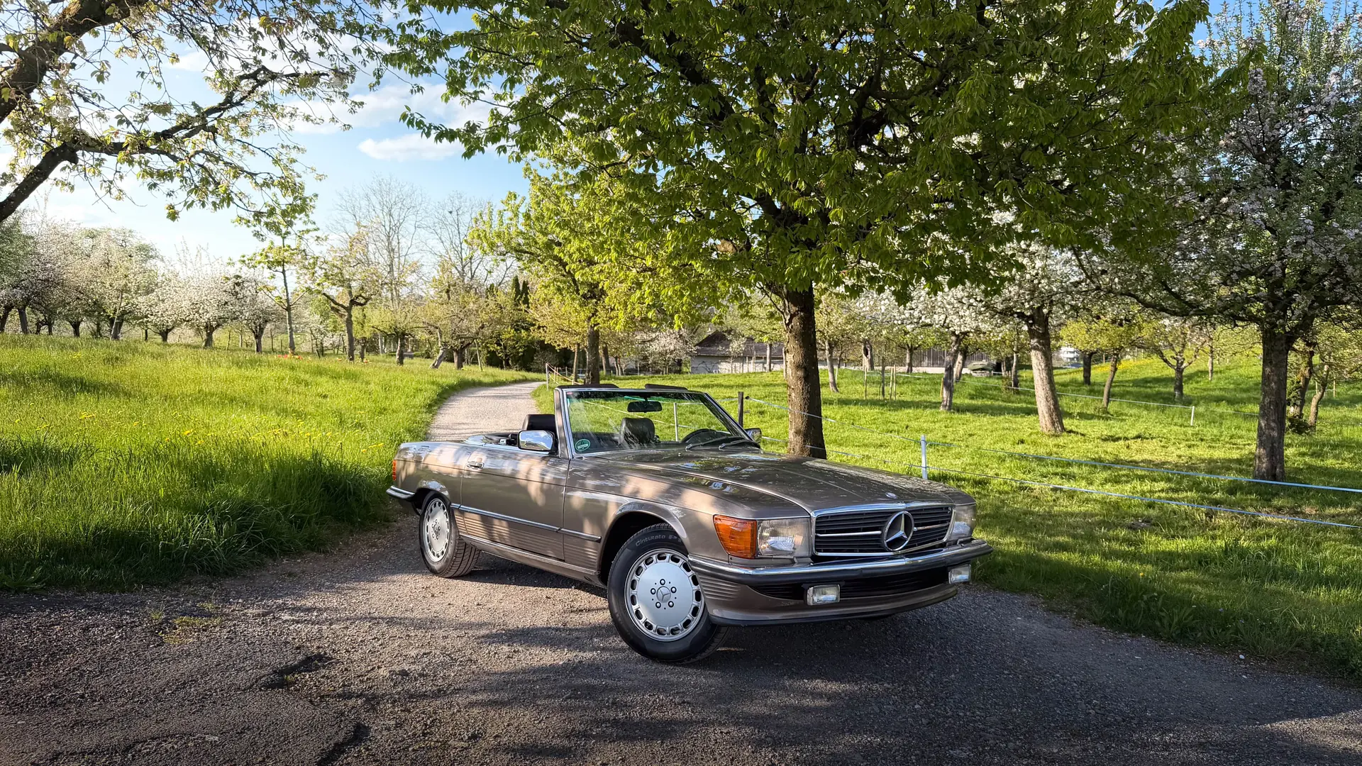Mercedes-Benz SL 420 — Cabriolet de prestige années 1980, moteur V8 et hardtop inclus — vista esterna