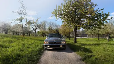 Mercedes-Benz SL 420 — Cabriolet de prestige années 1980, moteur V8 et hardtop inclus — fianco