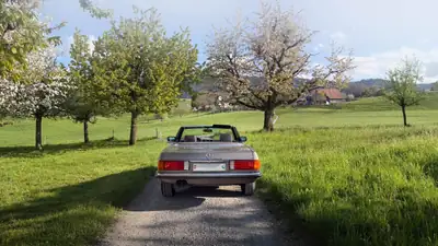 Mercedes-Benz SL 420 — Cabriolet de prestige années 1980, moteur V8 et hardtop inclus — interni