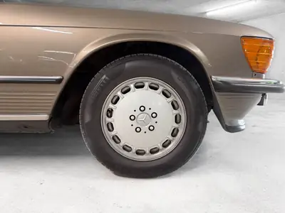 Mercedes-Benz SL 420 — Cabriolet de prestige années 1980, moteur V8 et hardtop inclus — Miniatura 15