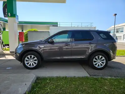 Land Rover Discovery Sport 2.0 TD4 HSE — SUV 7 places, 4x4 intégral, équipement premium — fianco