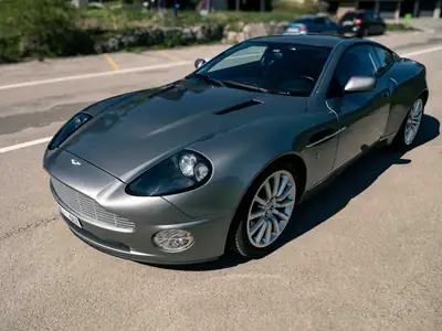Aston Martin V12 Vanquish — Coupé sport légendaire, 470 ch et seulement 30 200 km — vista esterna