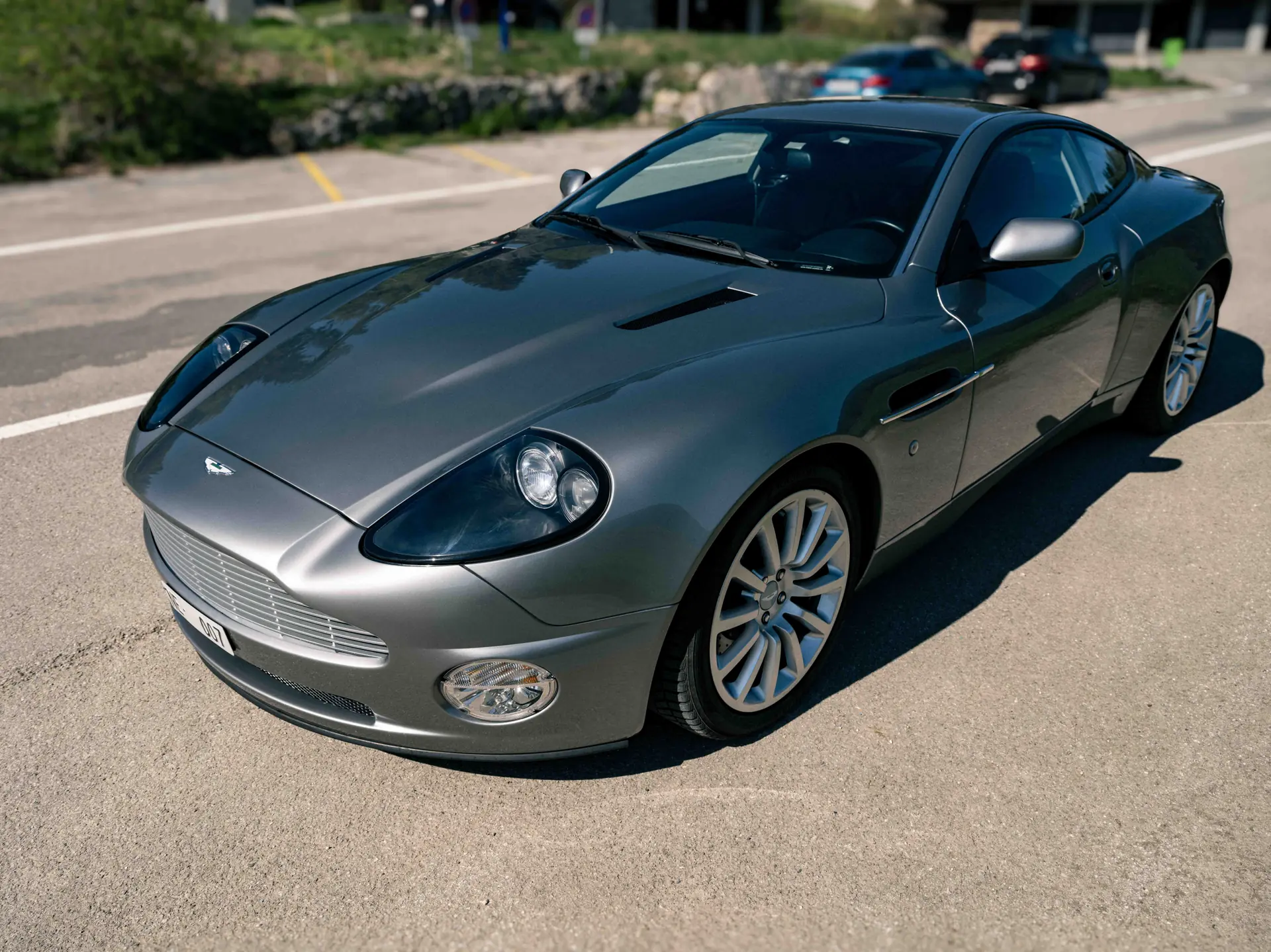 Aston Martin V12 Vanquish — Coupé sport légendaire, 470 ch et seulement 30 200 km
