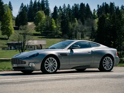 Aston Martin V12 Vanquish — Coupé sport légendaire, 470 ch et seulement 30 200 km — interni