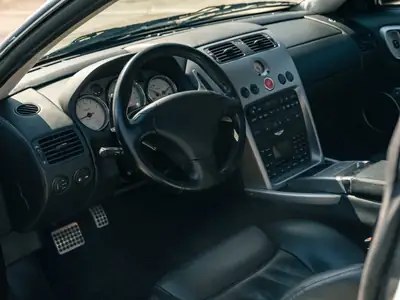 Aston Martin V12 Vanquish — Coupé sport légendaire, 470 ch et seulement 30 200 km — Miniatura 7