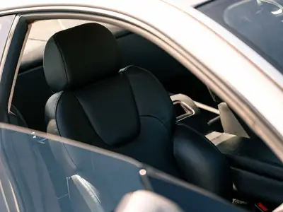 Aston Martin V12 Vanquish — Coupé sport légendaire, 470 ch et seulement 30 200 km — Miniatura 8