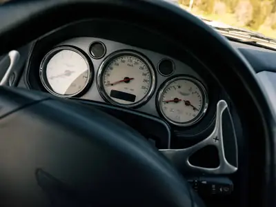 Aston Martin V12 Vanquish — Coupé sport légendaire, 470 ch et seulement 30 200 km — Miniatura 12