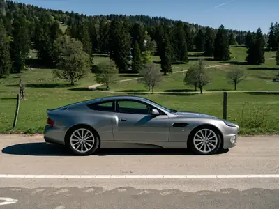 Aston Martin V12 Vanquish — Coupé sport légendaire, 470 ch et seulement 30 200 km — Miniatura 13