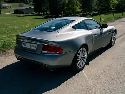 Aston Martin V12 Vanquish — Coupé sport légendaire, 470 ch et seulement 30 200 km — Miniatura 14